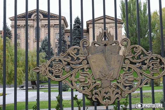 Իշխանությունը զոդում է ԱԺ դարպասները, որոնք Նիկոլ Փաշինյանն իշխանության գալուց հետո բացել էր «սիրելի ու հպարտ ժողովրդի» առջև