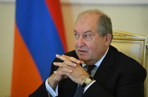 Երկու քարի արանքում. ինչպես Հայաստանի նախագահը կարող է փրկել երկիրը. Газета.ru-ի անդրադարձը