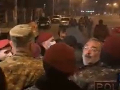 VIDEO. Բաղրամյան պողոտայում դանակով զինված քաղաքացին մտել է վրան