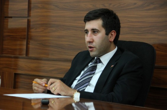 Աշոտ Մինասյանը կապիտուլյանտի սկզբունքային ընդդիմախոսներից է, հետևաբար նրա տան նկատմամբ ոտնձգության հիմնական վարկածներից մեկը պետք է լինի քաղաքական շարժառիթով հարձակումը․ Ռուբեն Մելիքյան