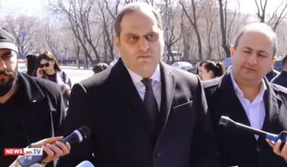 Группа граждан проводит акцию протеста у резиденции президента Армении