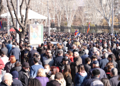 Փաշինյանի հրաժարականը պահանջող քաղաքացիները շարունակում են փակ պահել ԱԺ մուտքերը․ ուղիղ