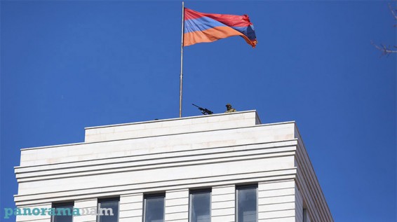 Снайпер – на крыше здания МИД Армении