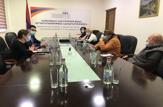 Բադասյանը հանդիպել է Փոքր կենտրոնի հանրային գերակա շահ ճանաչված տարածքների բնակիչներին, այդ թվում՝ «Դոլմամայի» սեփականատիրոջը
