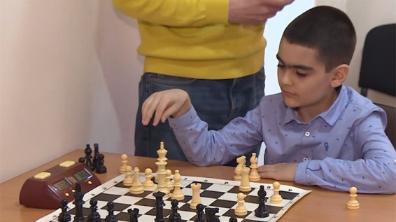 Шахматный вундеркинд: 8-летний Ваче Кочарян из Армении побеждает на турнирах взрослых