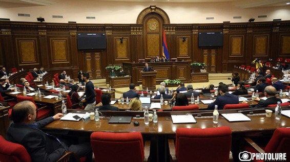 Спикер НС Армении предложил поддержать проект оппозиции об отмене военного положения