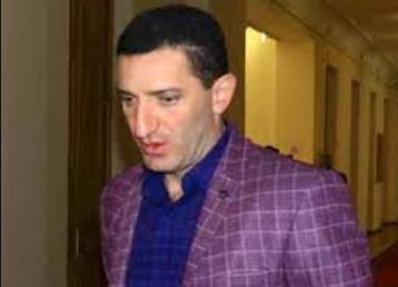 Почему депутат Геворк Петросян проголосовал против отмены режима военного положения в Армении?
