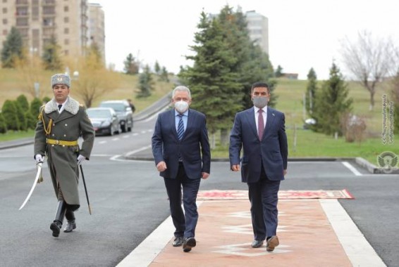 Министры обороны Армении и Ирака обсудили возможности двустороннего сотрудничества