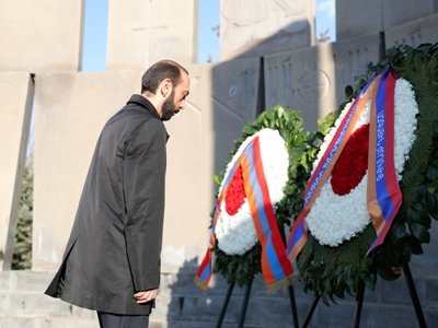 Արարատ Միրզոյանն այցելել է Եռաբլուր պանթեոն