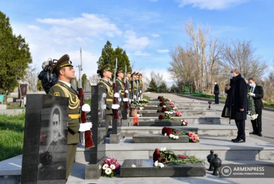 Президента Армении в Ераблуре сопровождали бывшие военнослужащие ВС Армении