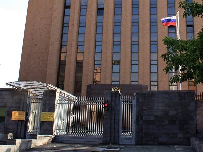 Գերեվարված զինծառայողների ծնողները Կառավարության մոտից երթով շարժվել են դեպի ՌԴ դեսպանատուն