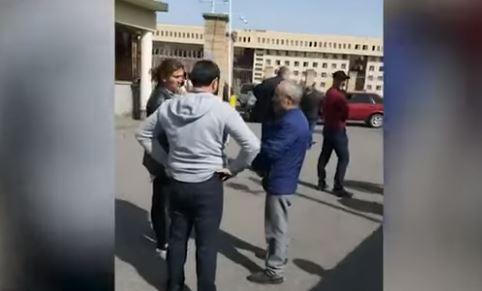 Родственники погибших и без вести пропавших собрались перед зданием Минобороны Армении