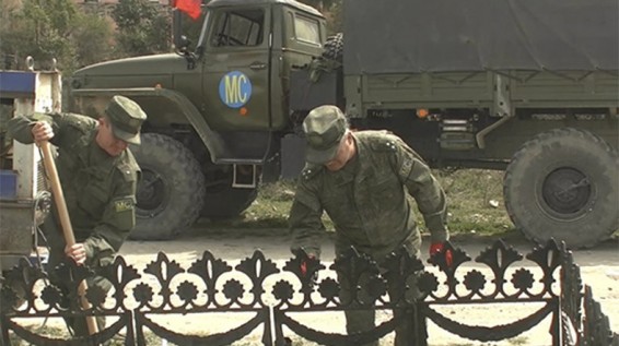 Российские миротворцы восстанавливают в Арцахе памятники воинам, погибшим в годы ВОВ