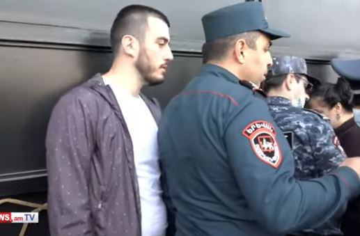 Несколько молодых людей приковали себя цепями к входу в здание Правительства Армении