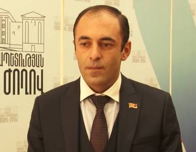 «Հրապարակ». Տիգրան Ուլիխանյանի հայրը կտրվում է բոլոր քննություններից