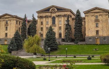 В Ереване проходит внеочередное заседание парламента