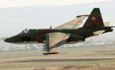 Су-25 бьет по позициям ВС Азербайджана со сверхмалой высоты: архивные кадры Минобороны