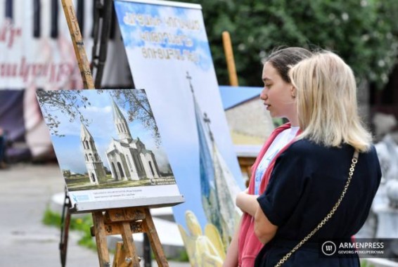 «Утраченные памятники Арцаха» — на площади Шарля Азнавура открылась выставка
