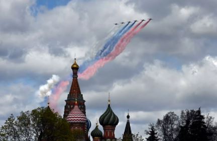 В Кремле не исключили влияния погоды на воздушную часть парада 9 мая