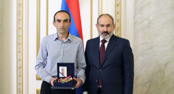 Пашинян вручил сыну Командоса награду его отца