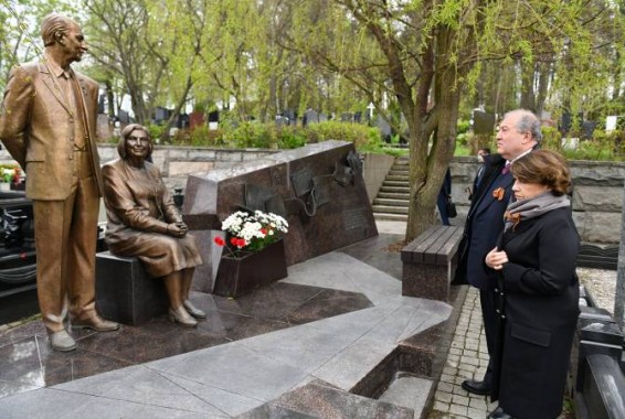 В Москве президент Саркисян почтил память разведчиков  — Геворка и Гоар Варданянов