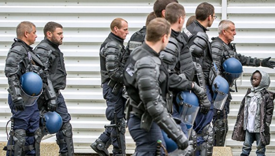 Во Франции в районе порта Кале произошли столкновения мигрантов с полицией