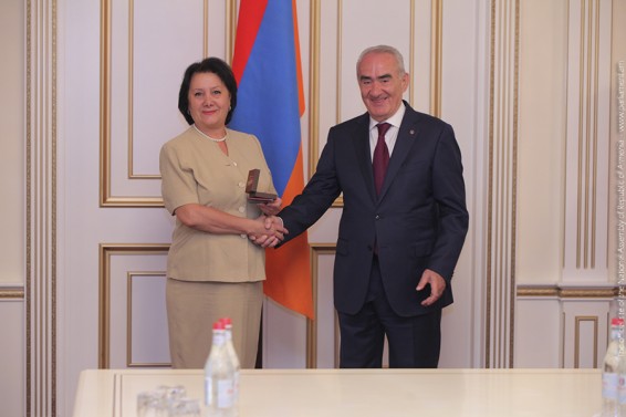 ՀՀ ԱԺ նախագահ Գալուստ Սահակյանը պարգեւատրել է ՀՀ ԱԺ պետական ծառայողների