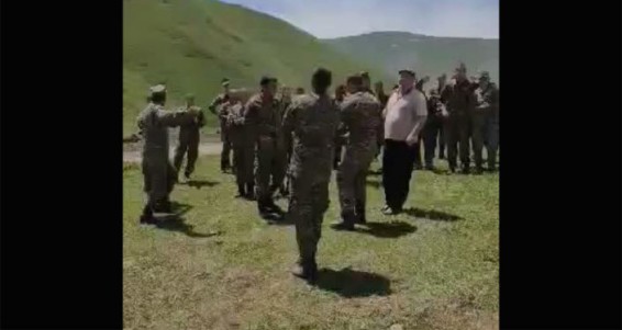 Власти Гориса устроили праздник ребятам-пограничникам