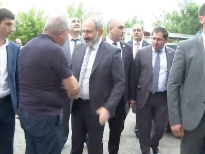 Փաշինյանին Նուբարաշենում քաղաքացիները դիմավորեցին «թուրք», «դավաճան» վանկարկումներով