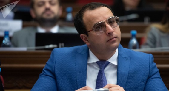 ЧП у офиса партии Пашиняна: депутат Айк Саркисян отобрал телефон у журналистки - СМИ