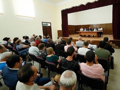Արտաշատի եւ Մասիսի առողջապահական հիմնարկների աշխատակիցներին ստիպողաբար տարել են Փաշինյանի հետ հանդիպումներին. 168.am