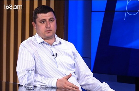 «Հեռու մնացեք զինվորականներից, չափներդ վաղուց անցել եք». Տիգրան Աբրահամյան