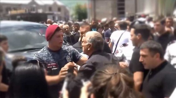 «Есть к нему разговор»: в Спитаке гражданину не позволяют приблизиться к Пашиняну