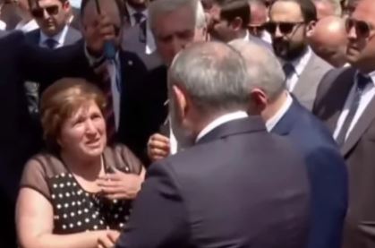 Матери погибших солдат - Пашиняну в Ераблуре: Я потеряла сына на войне, не хочу потерять и вас. Вы избраны Господом