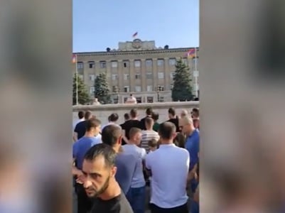 Митинг в Степанакерте с требованием отставки Араика Арутюняна