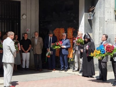 Սամվել Մկրտչյանը ծաղկեպսակ տեղադրեց Ռաֆայել Լեմկինին նվիրված հուշատախտակի մոտ