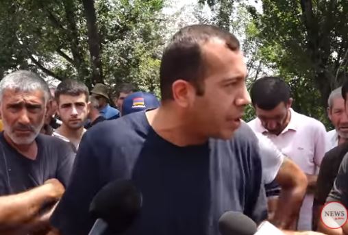 Перекрывшие автодорогу фермеры требуют встречи с губернатором и министром территориального управления и инфраструктур