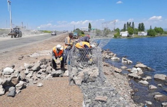 Սևան-Մարտունի-Գետափ ճանապարհին հենապատերի կառուցման, արգելափակոցի տեղադրման աշխատանքներ են