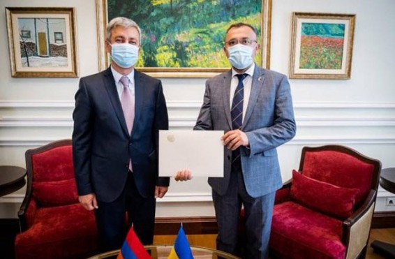 Վլադիմիր Կարապետյանը հավատարմագրերն է հանձնել Ուկրաինայի ԱԳՆ ղեկավարությանը