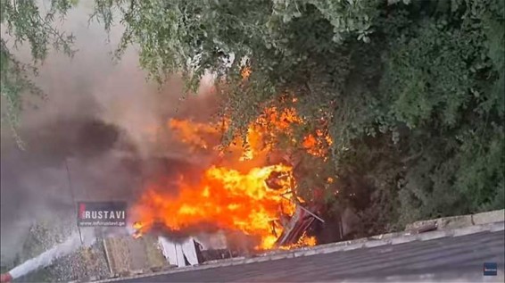Фура компании «Спайка» на дороге Тбилиси-Рустави упала с моста и загорелась