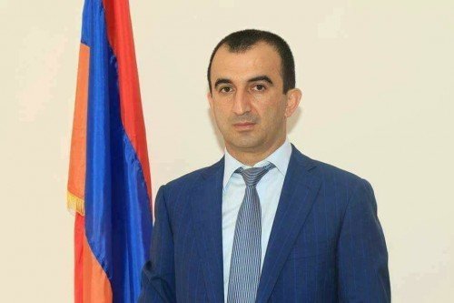 Դիմակներով ու ինքնաձիգներով անձինք Մխիթար Զաքարյանին պառկեցրել են գետնին, նկարահանել ու ներս տարել