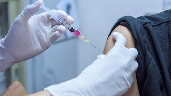 Вакцинация становится обязательной во Франции, Великобритании, Греции
