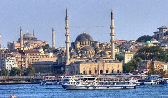 Ստամբուլի բնակիչները կիսատաբատ են հագել՝ դրանով աջակցելով նման հագուստի համար ծեծի ենթարկված բուժքրոջը