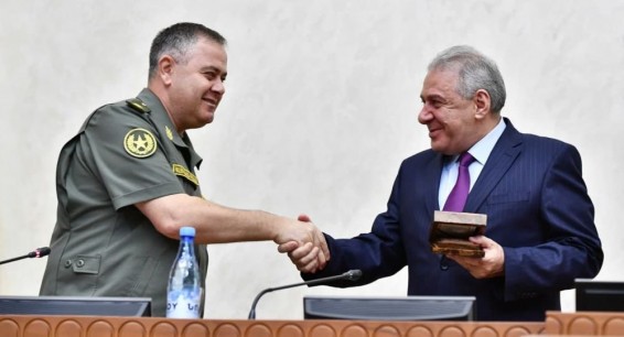 Кадровые перестановки под звуки выстрелов: что происходит в Минобороны Армении?