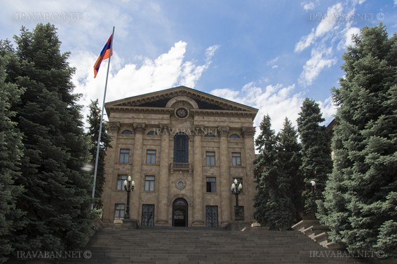 Նորընտիր ԱԺ առաջին նիստին ԱԺ են ներկայացել ՀՀ նախագահն ու Ամենայն Հայոց կաթողիկոսը. ուղիղ