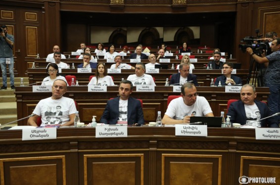 ԱԺ «Հայաստան» և «Պատիվ ունեմ» խմբակցությունները դիմել են ՍԴ՝ վիճարկելով Ալեն Սիմոնյանին ԱԺ նախագահ ընտրելու որոշման սահմանադրականությունը