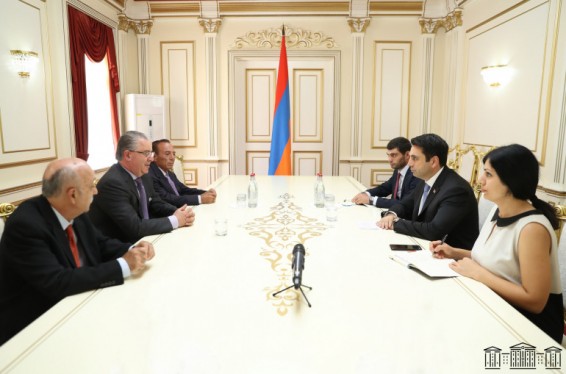ԱԺ նախագահը հյուրընկալել է ՍԴՀԿ ներկայացուցիչներին, քննարկել են երկրի ներքաղաքական իրավիճակին վերաբերող հարցեր