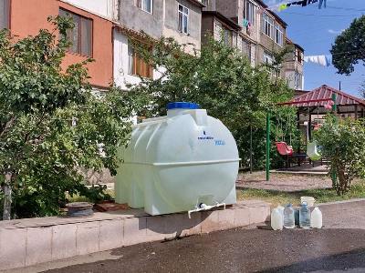 ԿԽՄԿ աջակցությամբ 5 տոննա տարողությամբ բաքեր են տեղադրվում Ստեփանակերտի ջրազուրկ բնակելի շենքերի բակերում