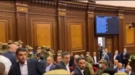 «Նիկոլ, դավաճան». Ծեծկռտուք, քաշքուկ ԱԺ-ում