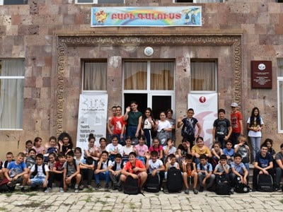 1000 արցախցի աշակերտ ստացավ դպրոցական պայուսակներ եւ դպրոցական այլ պարագաներ